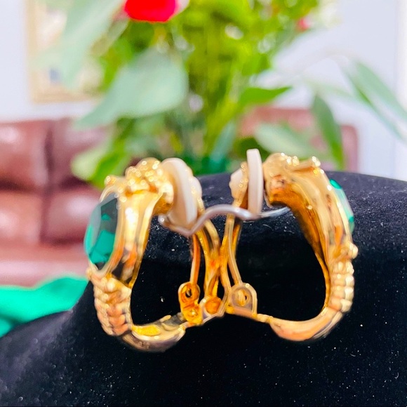 Gorgeous Emerald Swarovski Crystals Earrings - Picture 3 of 6